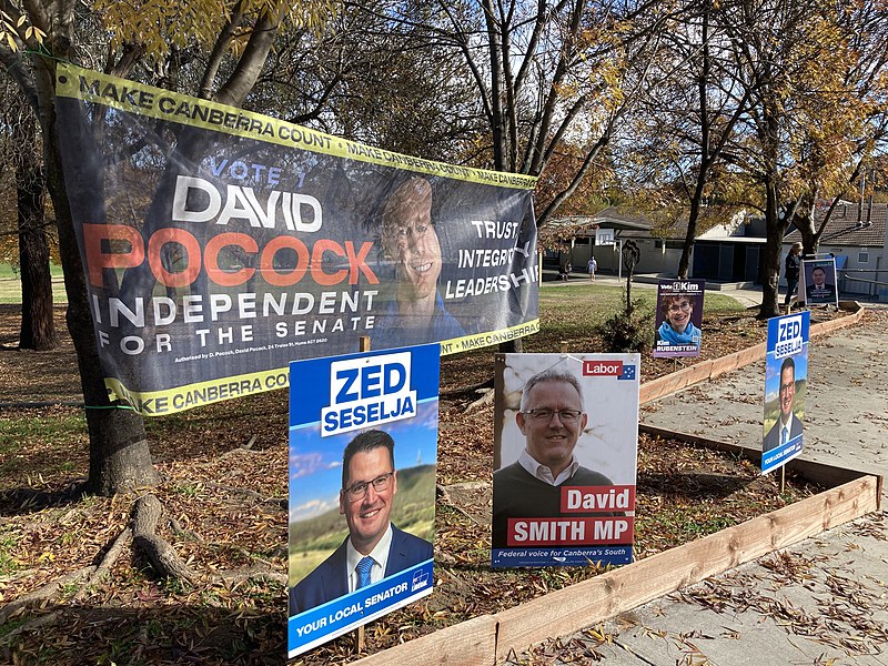 File:Corflutes for candidates at a polling station in Wanniassa - May 2022.jpg