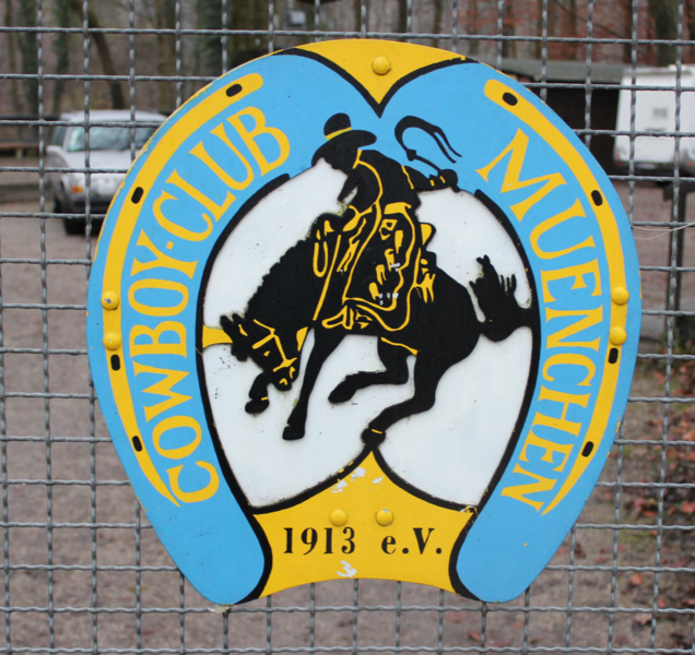 File:Cowboy Club München – Logo am Eingangstor.png