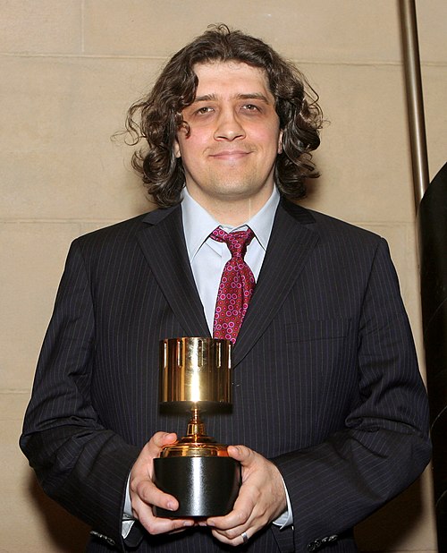 Craig McCracken in 2007 holding the Annie Award won by Foster's Home for Imaginary Friends as Best Animated TV Production.