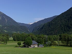 Le défilé d'Entreroches vu depuis Villard-sur-Doron en aval à l'ouest.