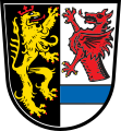 Landkreis Tirschenreuth Gespalten von Schwarz und Silber; vorne ein linksgewendeter rot bekrönter und rot bewehrter goldener Löwe, hinten über einem gesenkten blauen Balken ein roter Drachenrumpf.