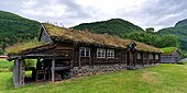 Løsetstova i Stordal (Sunnmøre) i røykstuestil.[15]