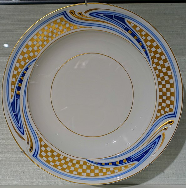 File:Deep plate by Henry van de Velde, Meissen factory, 1903, porcelain with blue underglaze and gold decoration - Hessisches Landesmuseum Darmstadt - Darmstadt, Germany - DSC00722.jpg