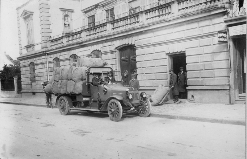 File:Delivery silk bales 1918.png
