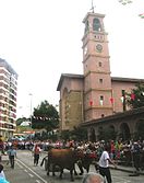 Herri Kirolak accanto alla Chiesa di San Lorenzo, nel quartiere di Astrabudua