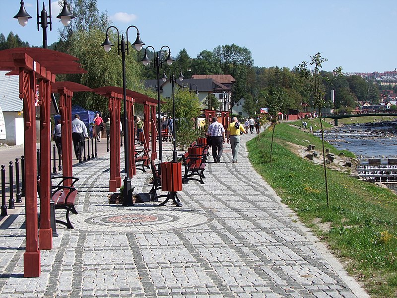 File:Deptak w Szczawnicy - Walking path in Szczawnica - panoramio (2).jpg