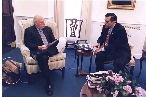 Issa with Vice President Dick Cheney in 2001