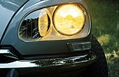 Directional (steering) headlamps on a Citroen DS - the driver can see clearly through curves. Draaiende koplamp.jpg