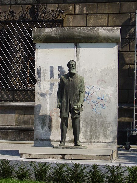 File:Dresden Engels Mauer.jpg