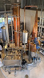 ドイツ製のハイブリッド式蒸留器。主にボタニカルの香り付けに用いられる[11]。