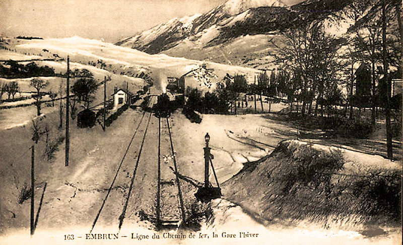 File:Embrun Ligne du chemin de fer la gare.jpg