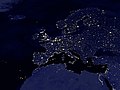 Der Kontinent Europa bei Nacht aus dem Weltraum gesehen. Die hellen Stellen sind Lichter von den Städten.