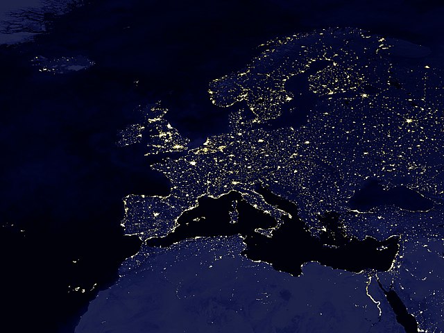 Sicht auf Europa bei Nacht aus dem Weltraum