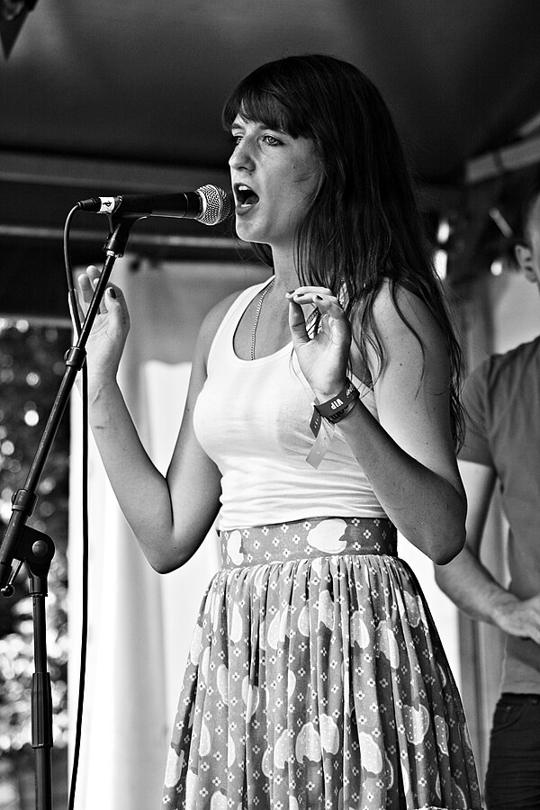 Florence Welch performing live in Shoreditch Park, London, 2007