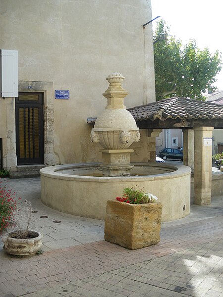 File:Fontaine à Sablet 2.JPG