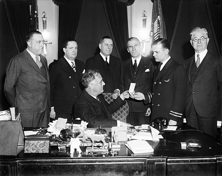 File:Franklin Roosevelt at desk in Oval Office, 1933.jpg