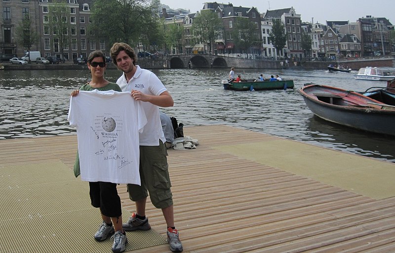 File:Free Travel-Shirt White NLD A'dam Amstel Ponton MSZ090627.JPG