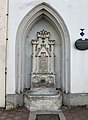 Heiliggeist-Spitalkirche: Wandbrunnen mit Brucktor-Miniatur) Anno 1341