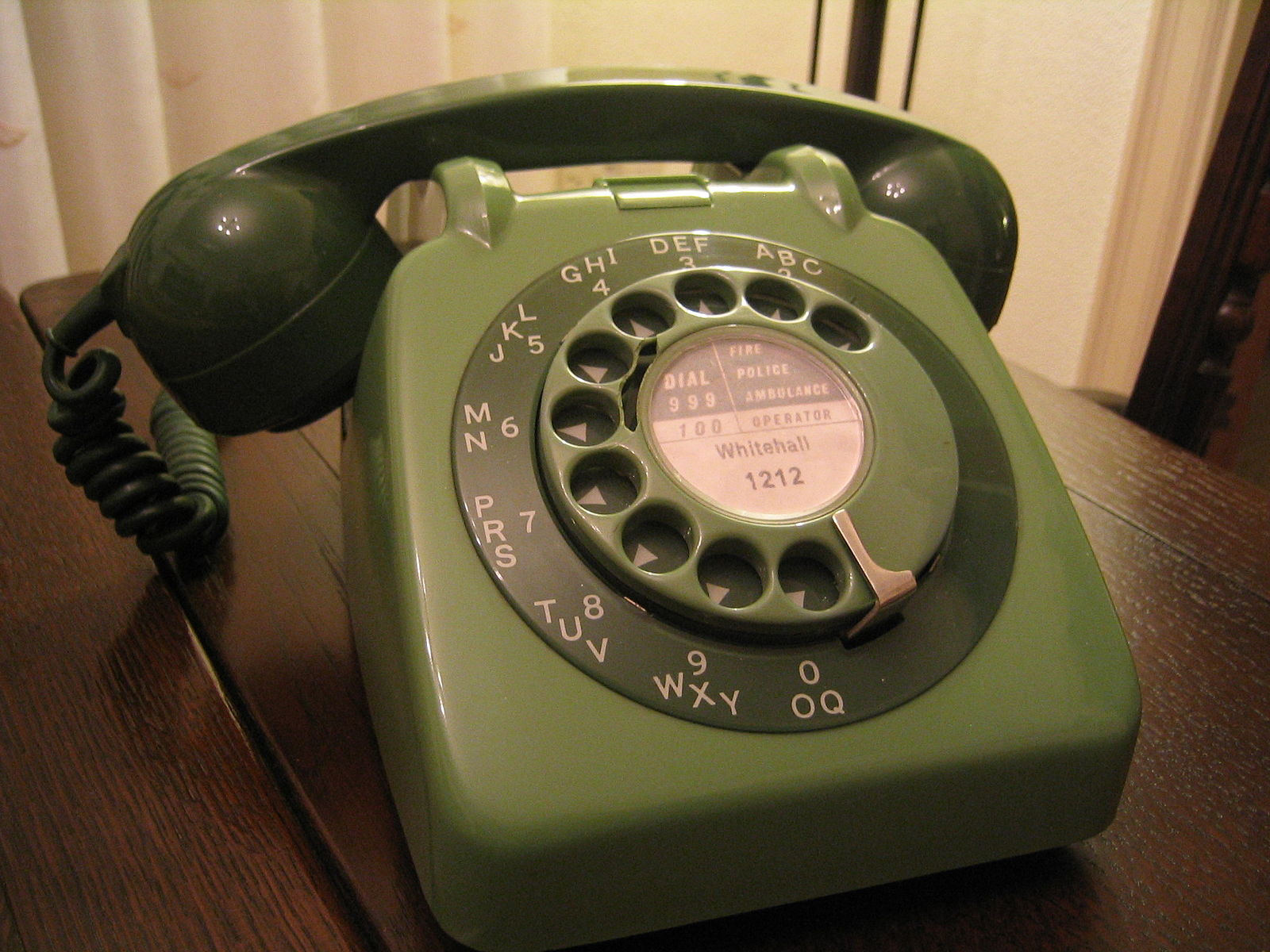 Телефон с зеленым экраном. Telephone Green g 800. Кнопочный телефон с зеленым экраном. Белый телефон с зеленым экраном. Зеленый телефон купить