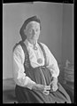 En eldre kvinne i drakt fra Vest-Telemark. Dato og fotograf er ukjent, men bildet inngår i Nasjonalbibliotekets bildesamling.