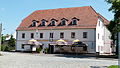 Gasthof „Zum Goldenen Hirsch“ in offener Bebauung