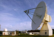 Fundamentalstation Wettzell mit dem 20-m-Radioteleskop. Links und hinten Kuppeln für die Laserteleskope.