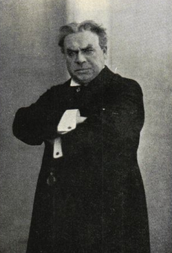 Georg Blomstedt som privatdetektiven Job i Den javanesiska dockan.