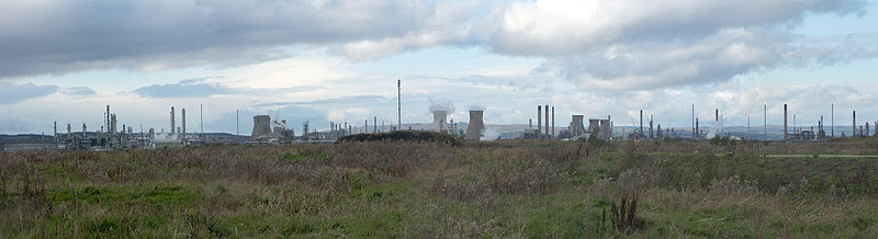 Panorama of Grangemouth petrochemical works, November 2006 Grangemouth.jpg