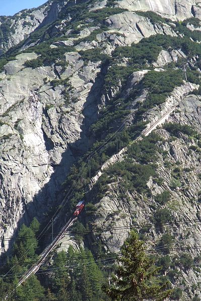 Funicular Gelmer Gelmerbahn montaña rusa natural y real en los Alpes suizos Gelmer Gelmerbahn funicular natural and real roller coaster in the Swiss Alps