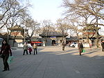 Guangji Tapınağı Ana Bahçesi.jpg