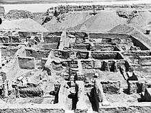 Photograph from 1936-37 of the excavation of the Dura-Europos House of Priests. H2 "Priest House".jpg