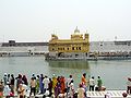 Gyllene templet, Harmandir Sahib, i Amritsar stormas 1984 av indiska trupper på order av Indiens premiärminister Indira Gandhi efter att militanta sikhiska separatister förskansat sig i templet. Den 31 oktober samma år mördas Indira Gandhi av sikher inom sin egen livvaktsstyrka.