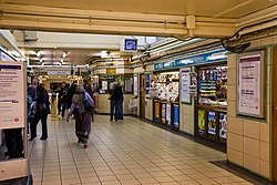 De stationshal op de brug over de sporen.