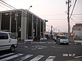 春田5丁目の富田支所北交差点。画像中心部の道路を進むと商店街がある。