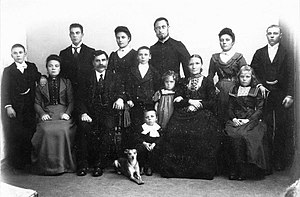 Familiefoto Rutten voor vertrek van Henri (midden, met baard en bril), 1900