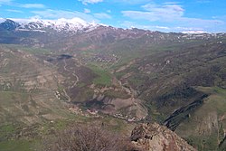 روستای گوغتانیک در پس زمینه