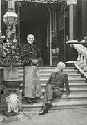 Nhà văn George Bernard Shaw trong chuyến thăm tại nhà của ông Hà Đông
