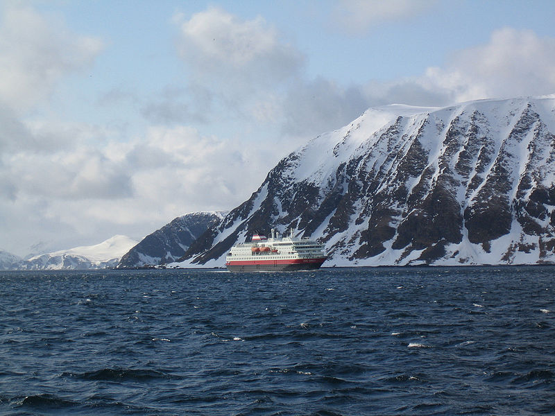 File:Hurtigruten-Honningsvåg.jpg