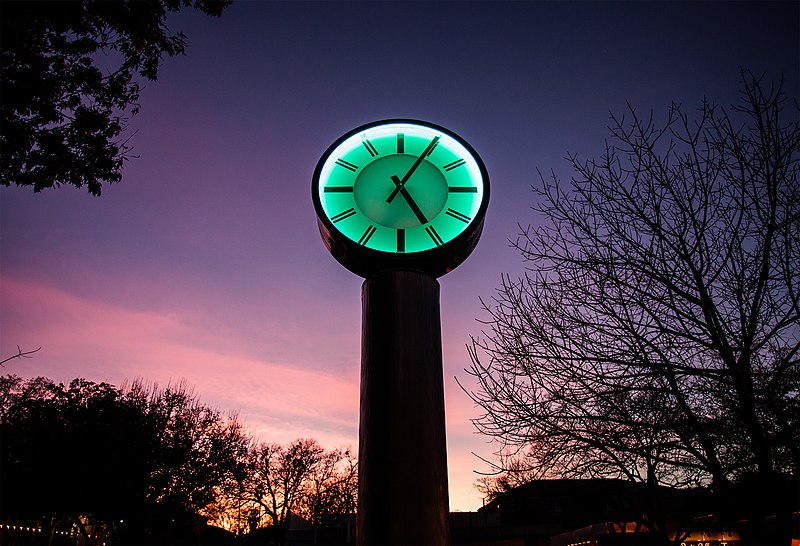 File:Illuminated clock (8275496004).jpg