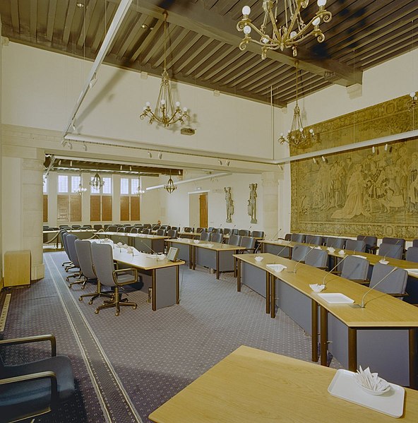 File:Interieur overzicht raadszaal naar voorzijde, na de restauratie - Bergen op Zoom - 20324386 - RCE.jpg