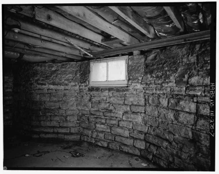 File:Interior - view of limestone foundation wall under bay window - Smith House, 124 East Walnut Street, Greencastle, Putnam County, IN HABS IND,67-GREC,1-7.tif