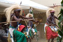Fotografi av tradisjonelle intore-dansere. Dans er en sentral del av den rwandiske kulturen.