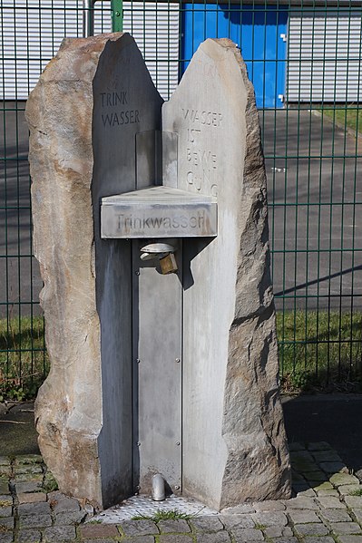 File:Iserlohn-Wermingsen-Trinkbrunnen-1-Bubo.JPG