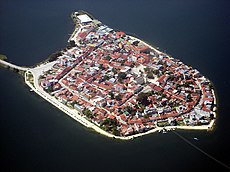 Isla de Flores, Petén, vista aérea.jpg