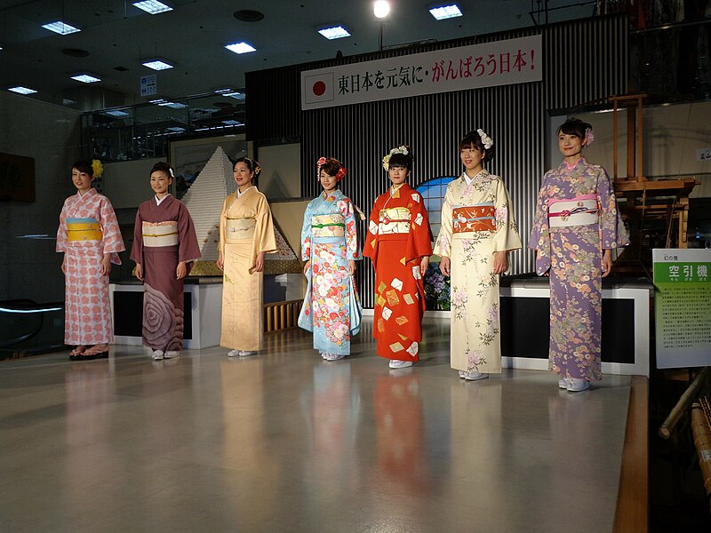 File:Japanese women wearing kimonos (133).jpg