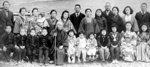 The first Japanese immigrants arrived in Brazil aboard the Kassato Maru in 1908. They referred to themselves as issei and became known as Nipo-Brasile