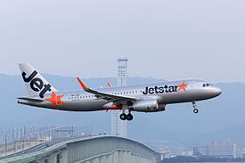Jetstar Asia Airways, 3K721, Airbus A320-232, 9V-JSV, Arrived from Singapore via Taipei, Kansai Airport (17000490570).jpg