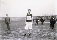 John Runge de pé, foto preta e branco