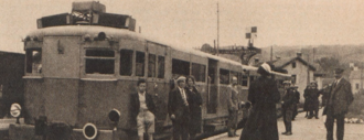 Photographie en sépia de deux autorails accouplés, vus de trois quart avant.