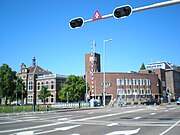 Rijnlandse discontobank Jutfaseweg 1 hoek Vondellaan (ontworpen door architect Albert Kool) met links ernaast de voormalige Grafische school